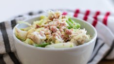 Салата с пилешко, нахут и хумус