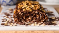 Сладкиш с овесени ядки, банани и шоколад