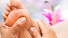 Масажирайте стъпалата и облекчете болките и неразположенията