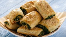 Рулца от бутертесто със спанак и сирене