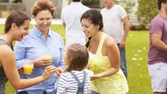 Как да „оцелеете“ на семейно събиране с роднините на гаджето?