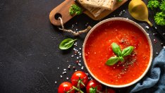 Студена доматена супа с босилек