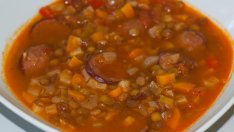Супа от леща и наденички