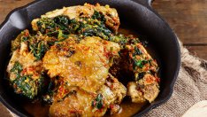 Задушени пилешки бутчета с кейл