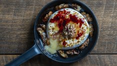 Запечено сирене бри със сладко от смокини и ядки