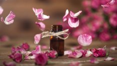 10 фантастични ползи за кожата от розовата вода