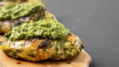 Печено пиле с песто с по-малко от 400 калории