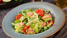 Свежа салата със сьомга 