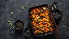 Печено брюкселско зеле със сладки картофи