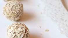 Енергийни бонбони с овес, ленено семе и шоколад