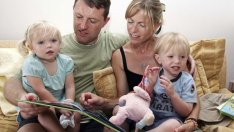 Как да избегнете ревността на по-големите деца към новороденото