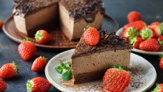 Разкошен летен десерт – чийзкейк с шоколад без печене