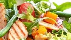 Пилешка салата с бадеми и сос терияки