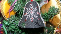 Черно и жълто – хит в празничните рокли и елховите играчки