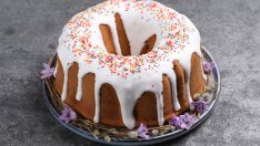 Кекс с глазура и захарни пръчици 