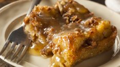 Сладкиш с хляб, мармалад и орехи