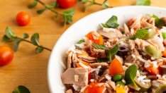 Салата с ориз, риба тон и песто