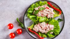 Разкошна и лесна салата с риба тон в маруля