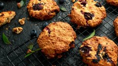 Пикантни овесени бисквити със стафиди 