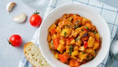 Постен гювеч с червен боб