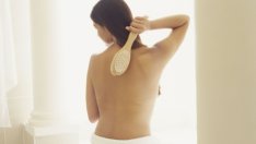 Сухото четкане на кожата намалява целулита