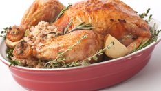 Пълнена кокошка с кисело зеле 