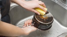 Хитър трик за почистване на тиган с незалепващо покритие 