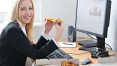 Причини да НЕ обядвате на бюрото си