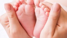 Успокойте плачещото дете с масаж на краката