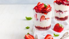 Две в едно – супер идеи за вкусен десерт и сияйна маска за лице с ягоди 