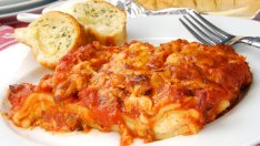 Постна лазаня с доматен сос и подправки 