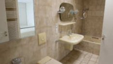 Какви опасни бактерии ни дебнат в банята и тоалетната