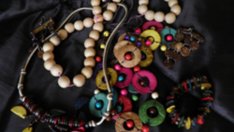 Дървените бижута – непринудено закачливи