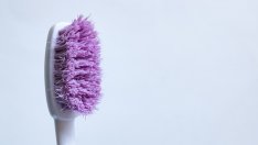 Знаци, че четкате зъбите си твърде агресивно