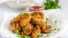 Хрупкави пилешки хапки със сладък сос