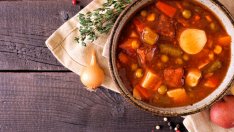 Пилешка яхния с грах