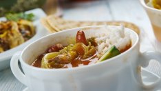 Пикантно гъмбо с пуешко и наденица