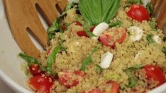 Салата с киноа, печен пипер и моцарела