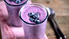 Веган смути с боровинки и бадемово мляко