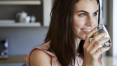 8 причини да пиете чаша вода след сън