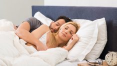 Защо спането в поза лъжички е полезно?