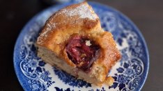 Сочен кекс със сини сливи за 30 минути