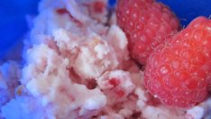 Домашен йогурт сладолед с малини