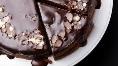 Сладкиш с шоколадова заливка и сочен блат