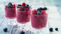 Смути с горски плодове и ядково мляко