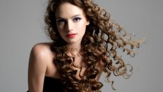 Козметичните инструменти, без които къдравите коси не могат