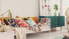 Добавете възглавници в интериора на дома