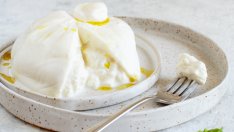 Тост с орехи, фурми и сирене бурата