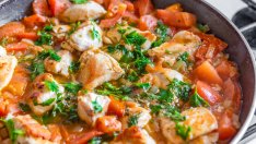 Пилешка яхния с целина, домати и моркови 