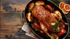 Пълнена гъска с ябълки и кестени за Коледа 